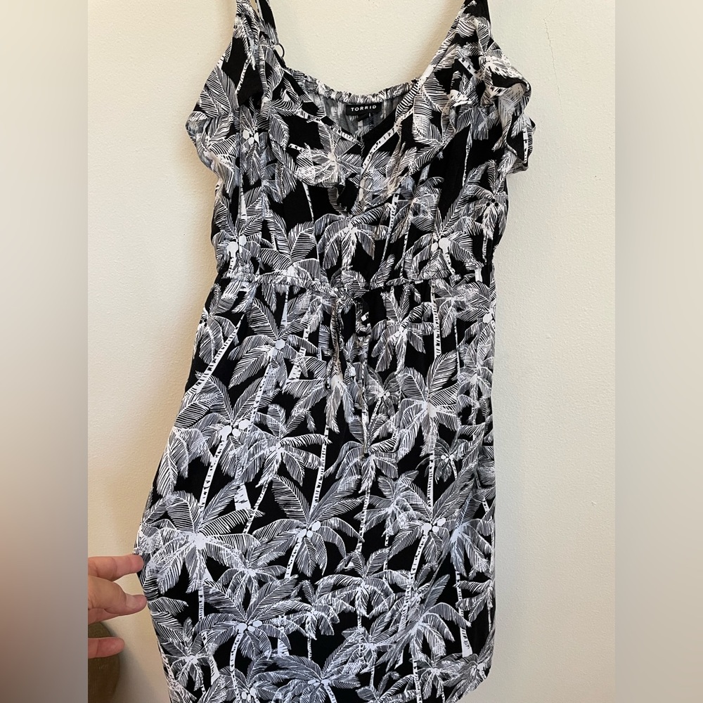 Torrid size 1 black & white palm tree pattern summer dress, mini - Picture 4 of 6